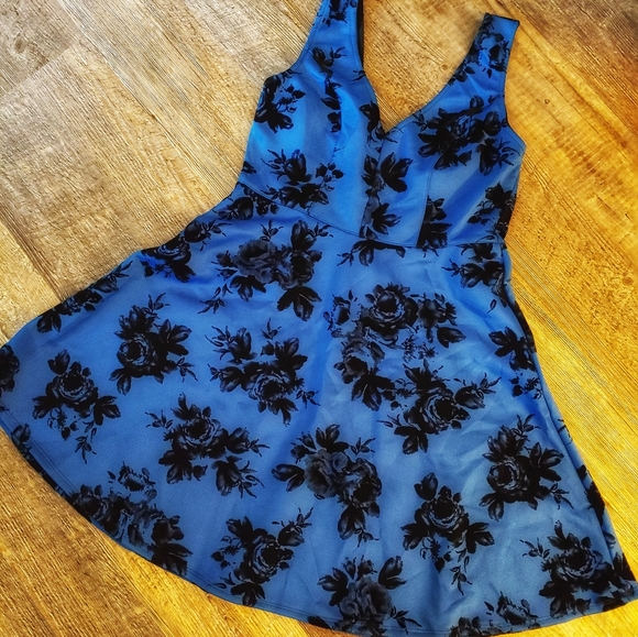 Maurices Dresses & Skirts - Maurices Floral print dress sz medium